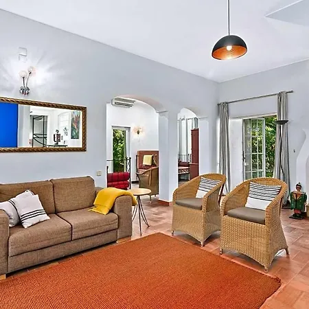 Villa Sleeps 8 With Pool And Air Con