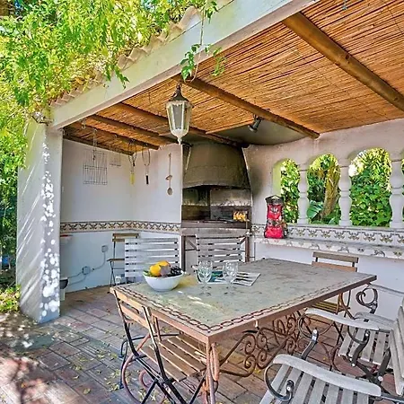 Villa Sleeps 8 With Pool And Air Con