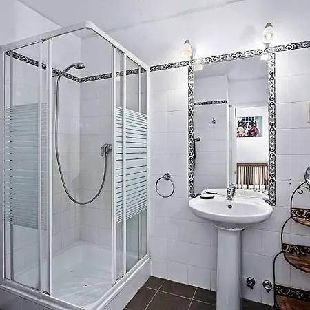 Sleeps 8 With Pool And Air Con Villa