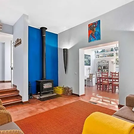 Sleeps 8 With Pool And Air Con