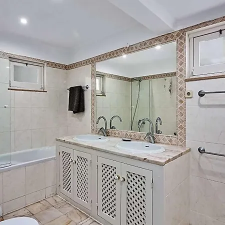 Sleeps 8 With Pool And Air Con Villa *