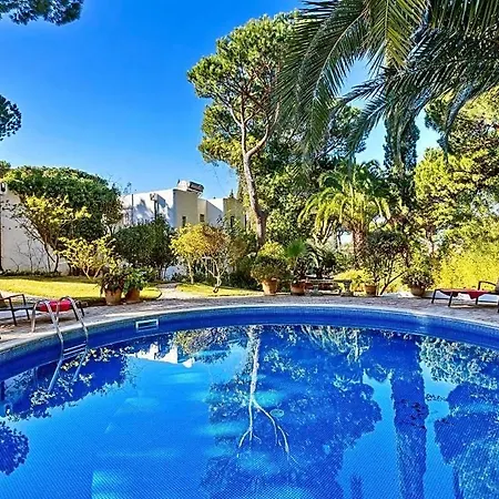 Sleeps 8 With Pool And Air Con