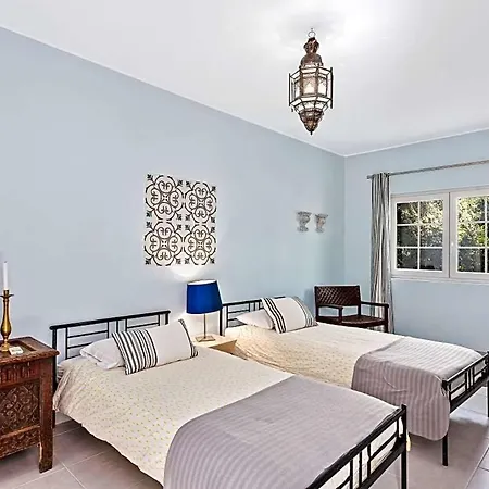 Sleeps 8 With Pool And Air Con Villa *